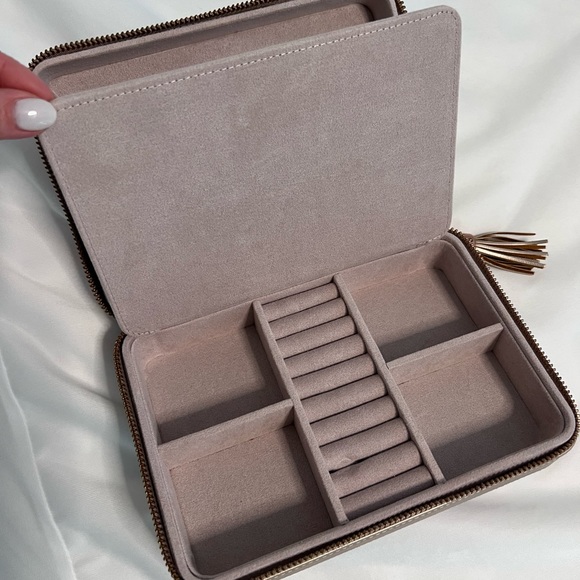 Kendra Scott Medium Travel Jewelry Case in Rose Gold Tone - Picture 4 of 5